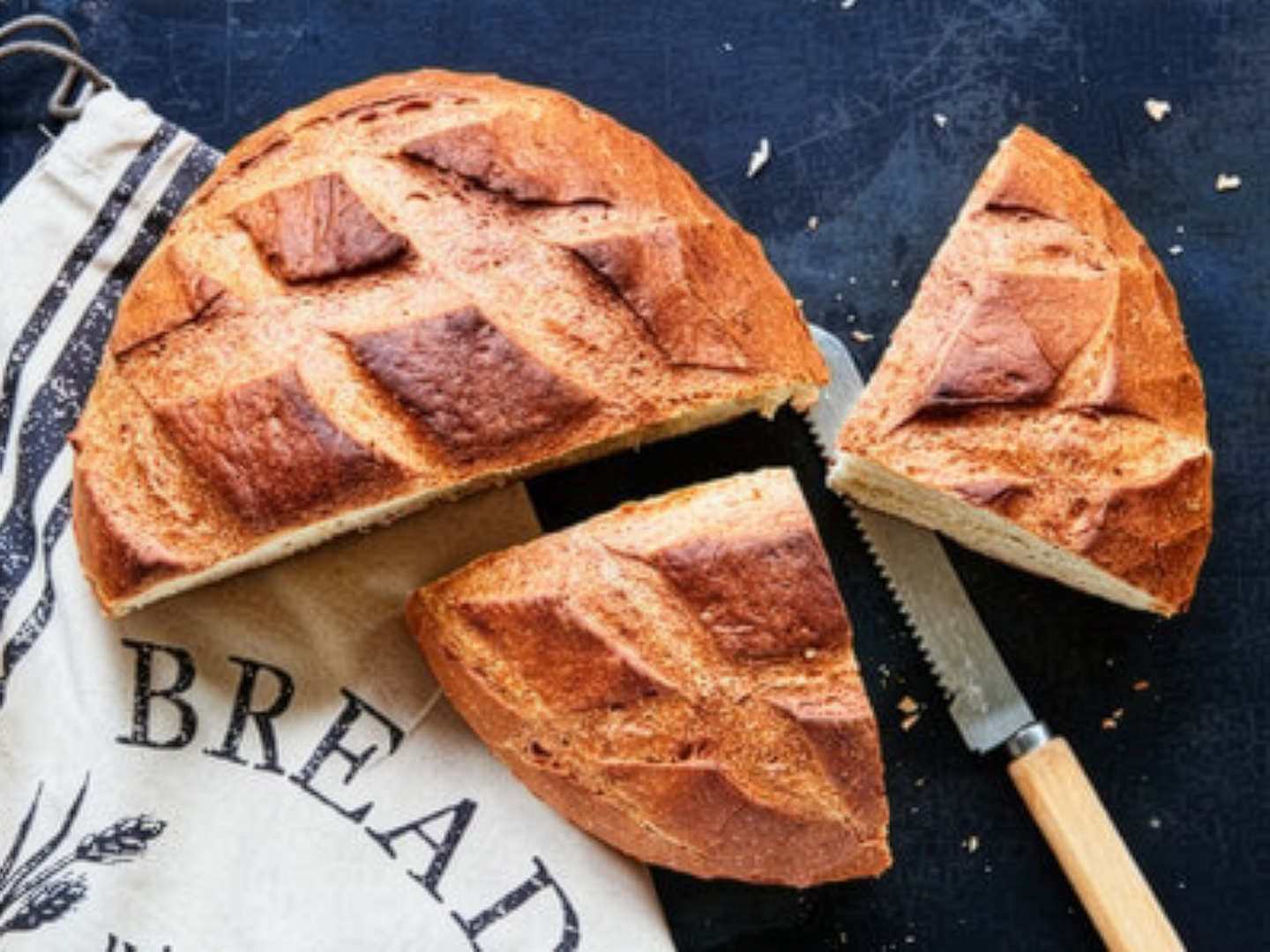 Knuspriges Emmerbrot mit rautenförmigen Einschnitten